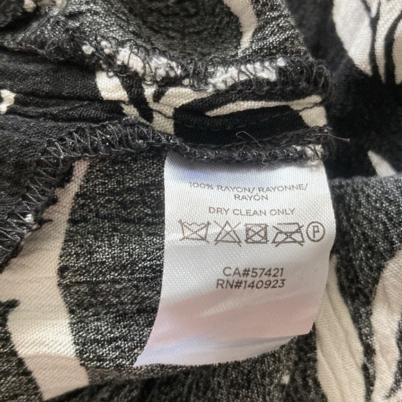 LOFT medium top black and white tropical leaves scoop neckline - Picture 12 of 12